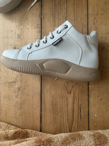 Moderne weiße sneaker - moderne, mit